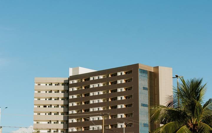 Edifício residencial concluído, visto de baixo contra o céu