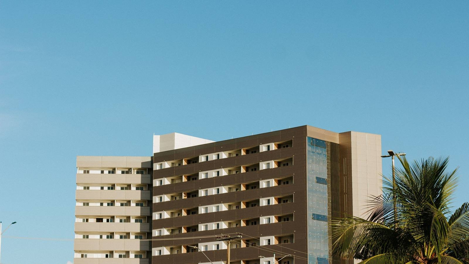 Edifício residencial concluído, visto de baixo contra o céu