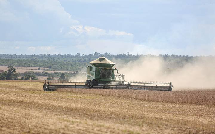 Colheitadeira trabalhando em uma lavoura no Brasil