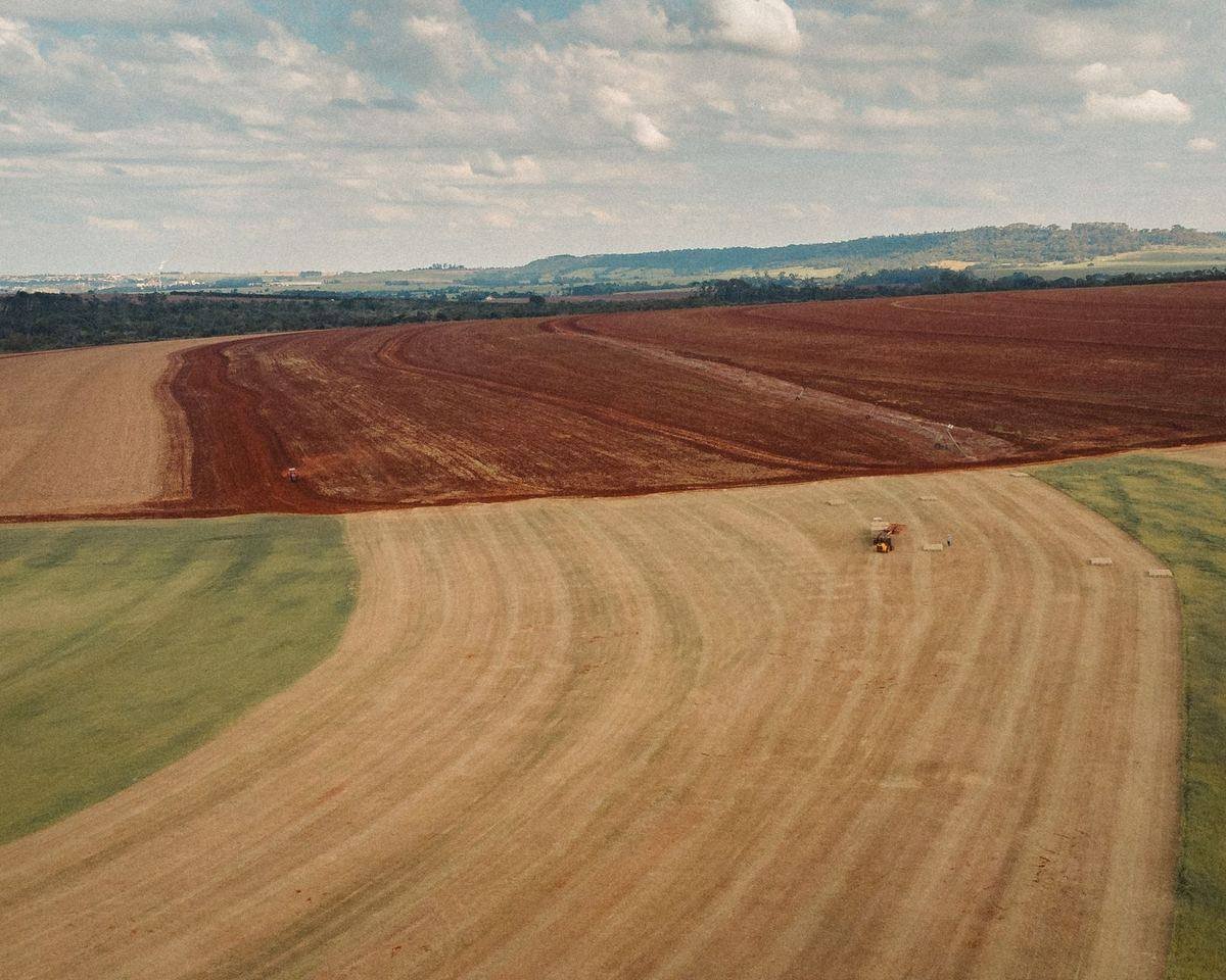 Vista aérea de lavouras e terra preparada no interior do Brasil