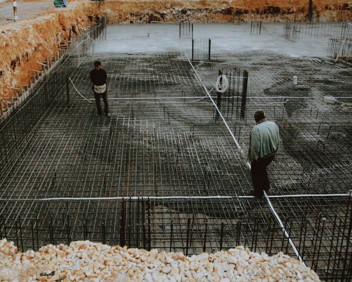 Fundação de uma obra com a armadura de aço posicionada, antes da concretagem