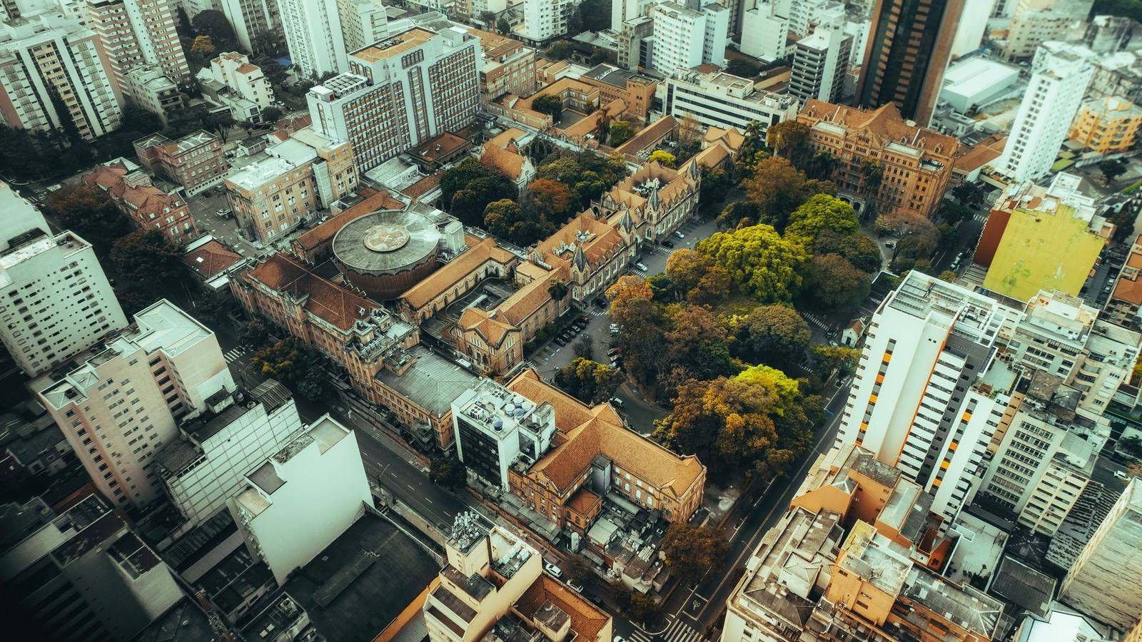 Vista aérea de uma cidade brasileira, com quarteirões e edifícios
