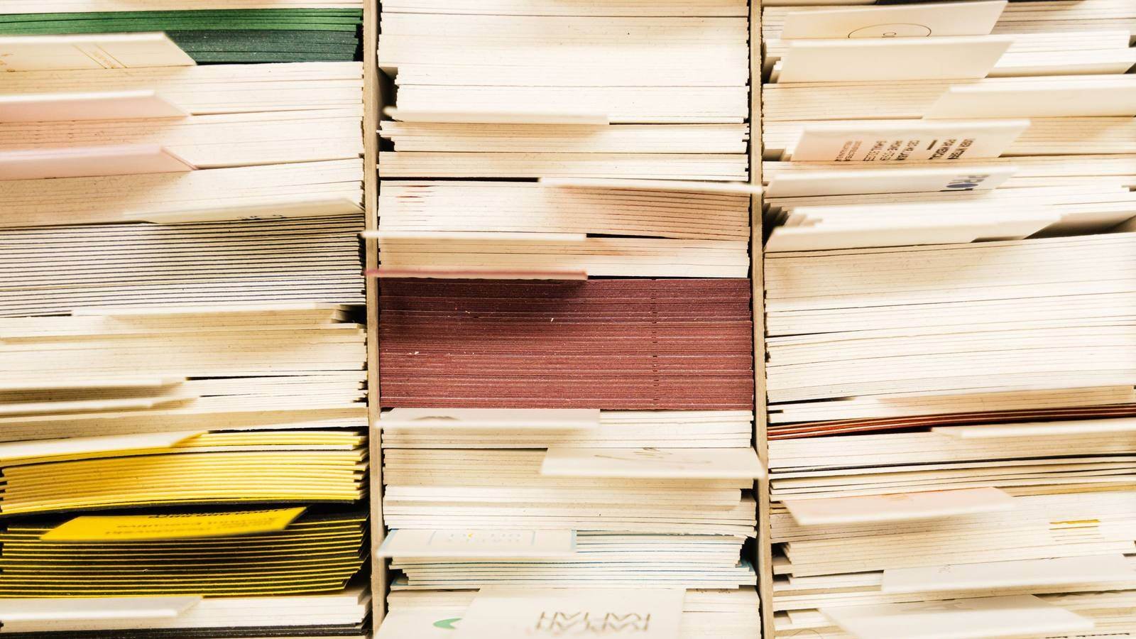 Conjunto de processos e documentos arquivados lado a lado